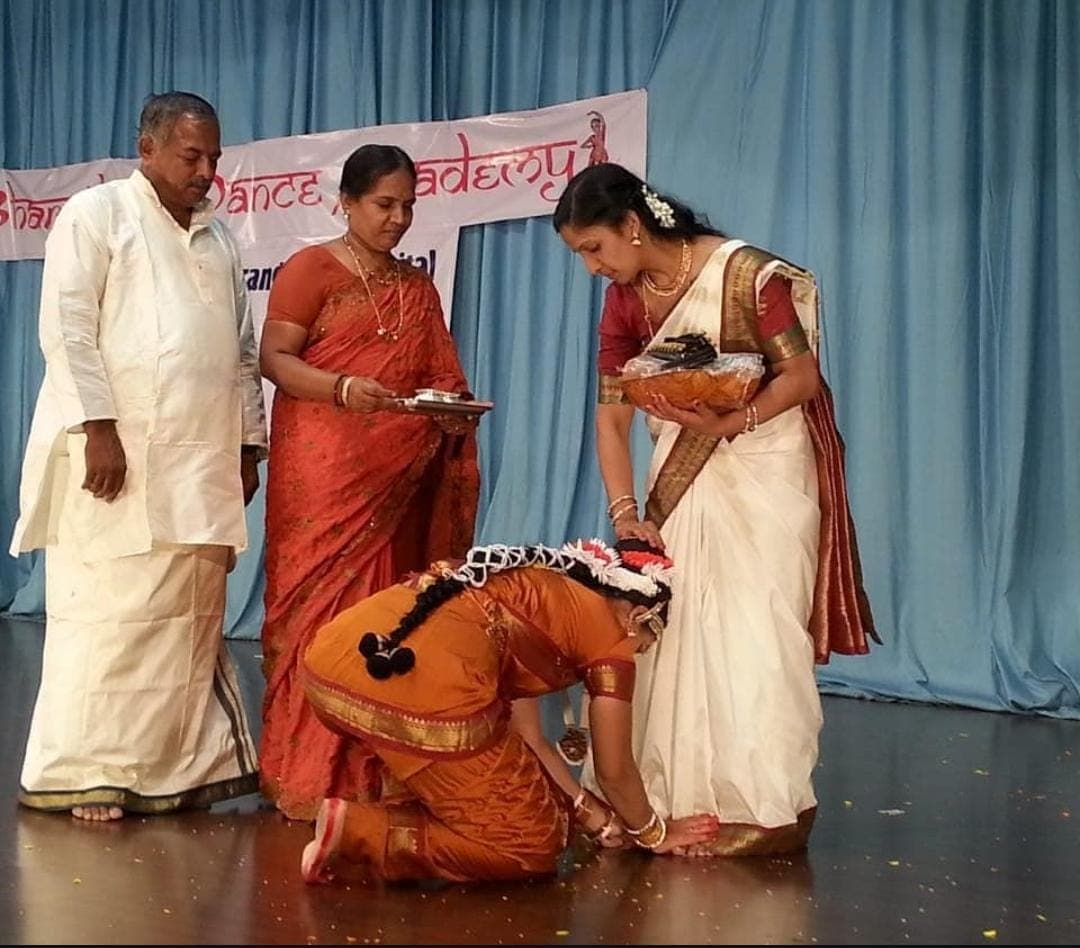 Arangetram 2015, Smt. Shruthi Raghavendra receiving the divine blessing of Param Pujya Guru Vidushi Bindumathi Bebick on stage