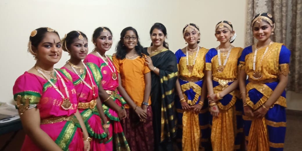 Smt. Shruthi Raghavendra with students after a Bharatanatyam performance