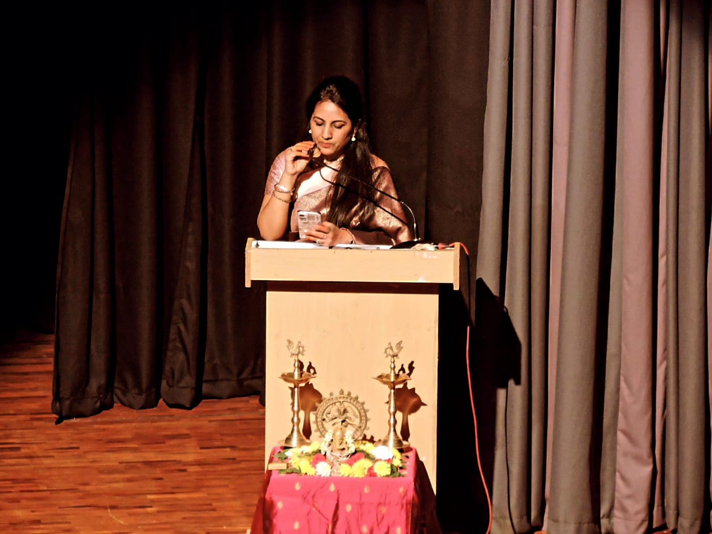 Smt. Shruthi Raghavendra, founder of Nrithyakshetra, addressing the audience at an academy event